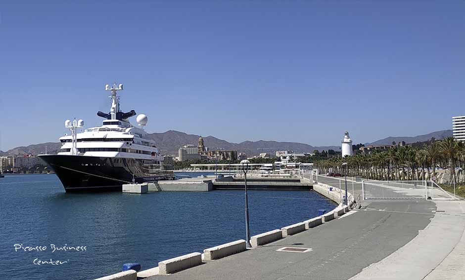 Port de plaisance de superyachts Malaga Marina à 11 minutes en voiture